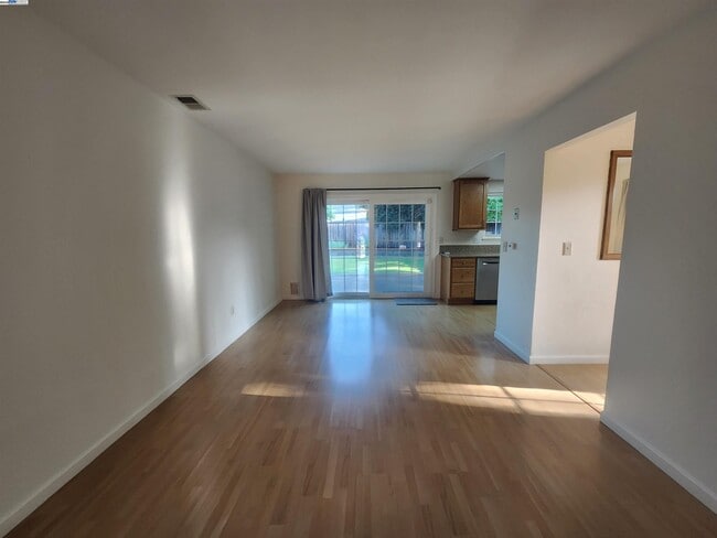 Building Photo - 1733 Carnation Cir