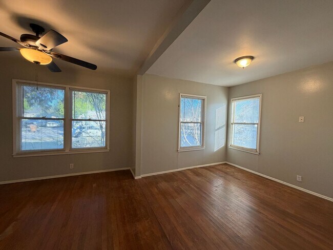 Building Photo - THREE BEDROOM TWO BATH TWO CAR GARAGE