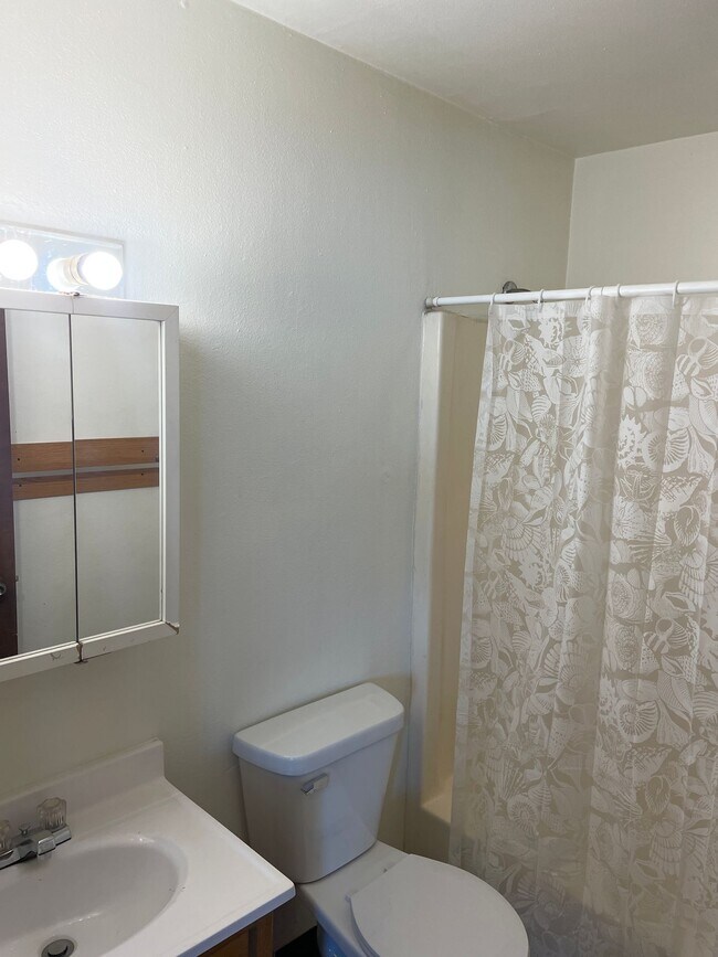 Building Photo - Immaculate Updated 1 and 2 Bedrooms with 1 Bath