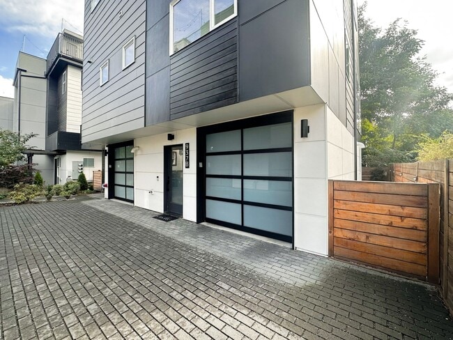 Building Photo - Modern 3 bed/ 2.5 bath townhome in Ballard!