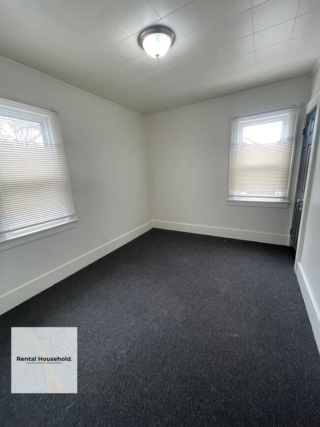 Building Photo - Huge 4 Bedroom Colonial