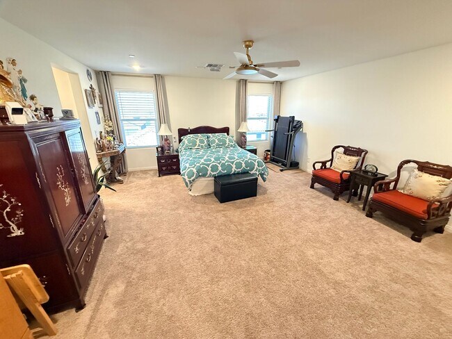 Building Photo - Gated NW community 5Bed