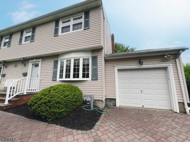 Building Photo - 63 Primrose Ln
