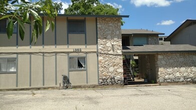 Building Photo - 1302 Hollow Creek Dr