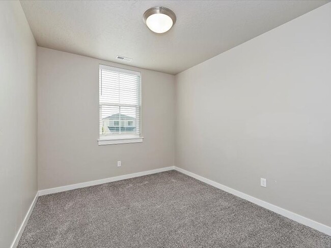 Building Photo - $500 off March Rent!  4 bedroom, 2 bath ho...