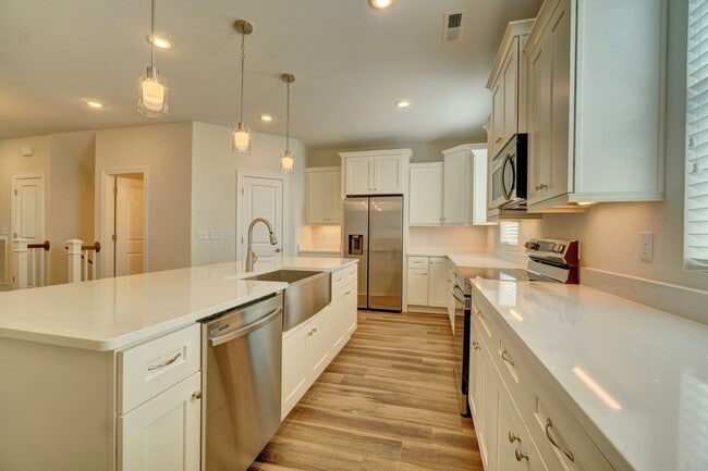 Building Photo - 3-Bedroom Townhome w/Attached Garage! Avai...