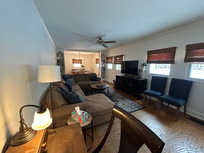 Building Photo - 4 Bed, 2 Bath House