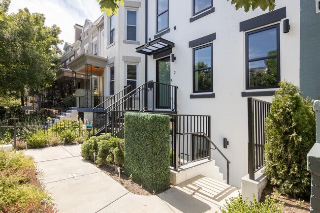 Building Photo - 1362 Perry Pl NW
