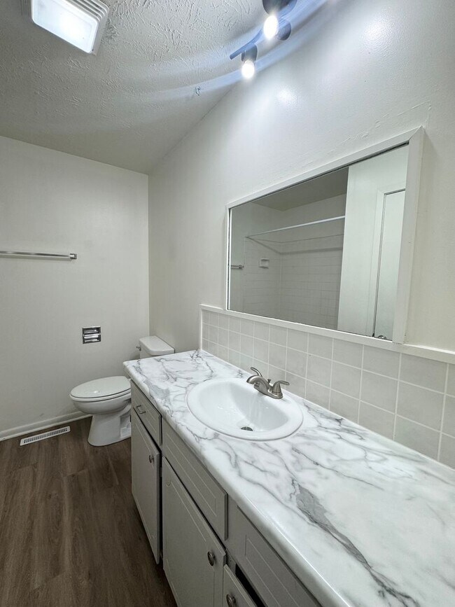 Building Photo - Spacious 3 Bedroom Available Now!
