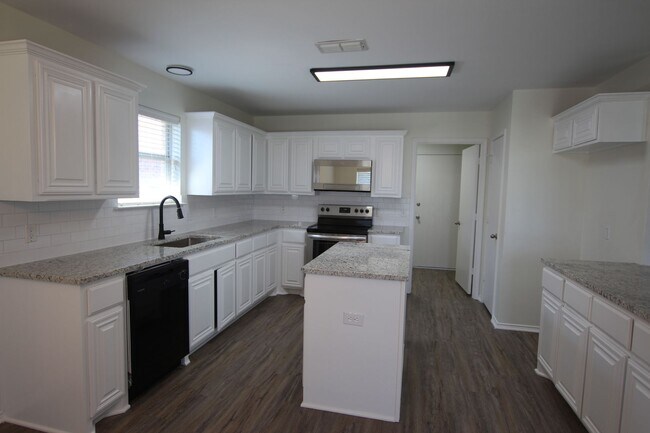 Building Photo - Beautifully updated 3 bedroom 2 bath home ...