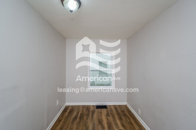 Building Photo - 3620 N Gladstone Ave