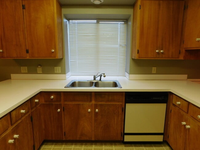 Building Photo - 4Bd/1.5Ba Two Story Home - Available End o...