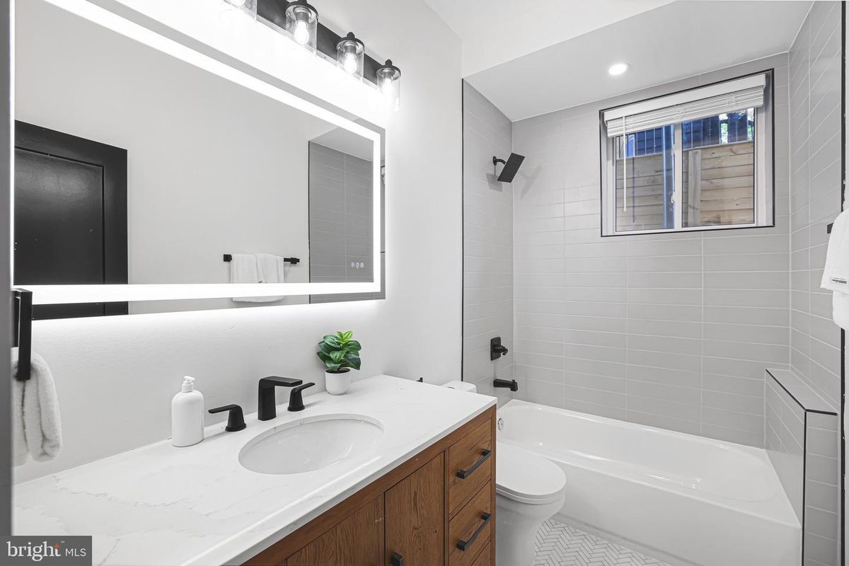 Building Photo - 616 Kenyon St NW