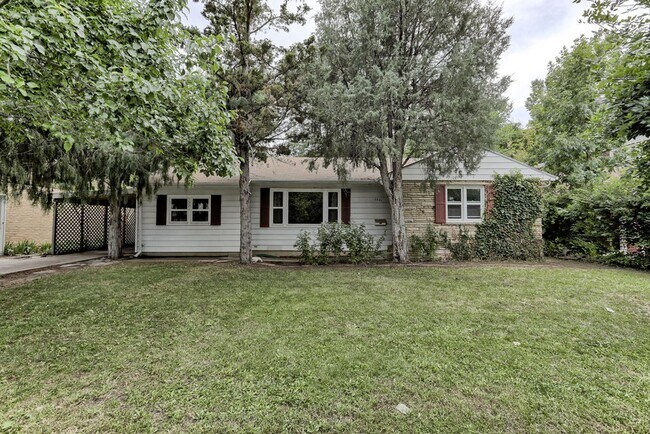 Building Photo - Amazing 3 Bed / 1.5 Bath Ranch Near CSU – Large Fenced Yard | Pets Welcome | Students Welcome