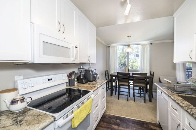 Building Photo - Conveniently Located, Furnished 1 Bed, 1 Bath Condo w/ Updated Kitchen & Bathroom