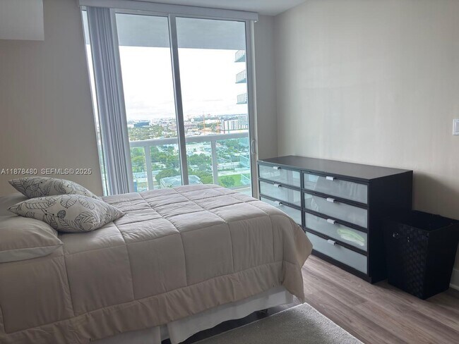 Building Photo - 1800 N Bayshore Dr