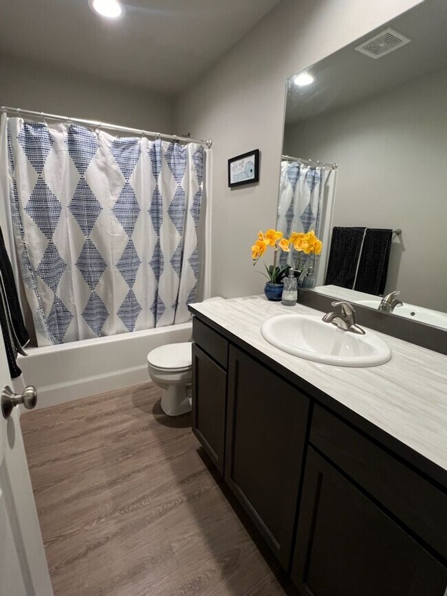 Building Photo - 3 bed/2 bath rambler style home! Double ga...