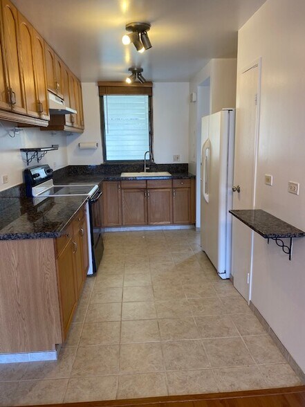 Building Photo - 521 Hahaione St