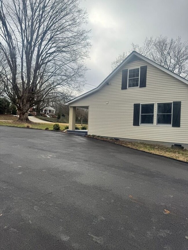 Building Photo - 4 bedroom 2.5 bath with large yard and in ground pool