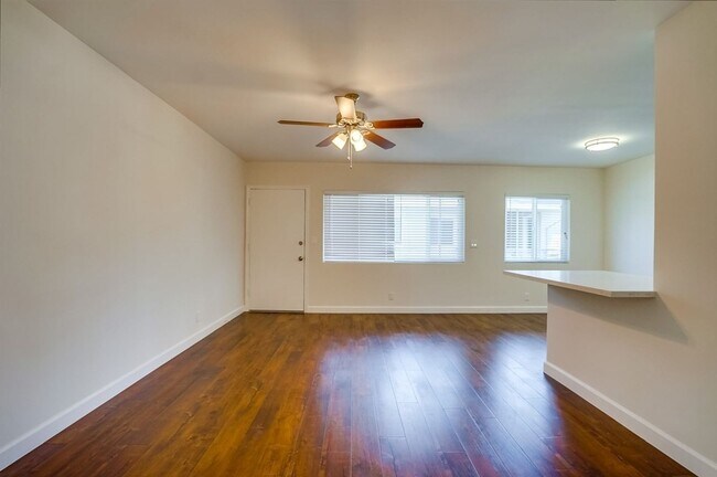 Building Photo - 633 W Hyde Park Blvd