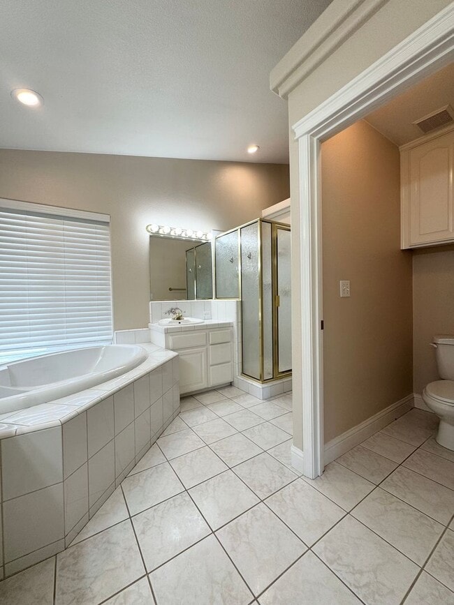 Building Photo - Relax and Enjoy Peaceful Lake Views!