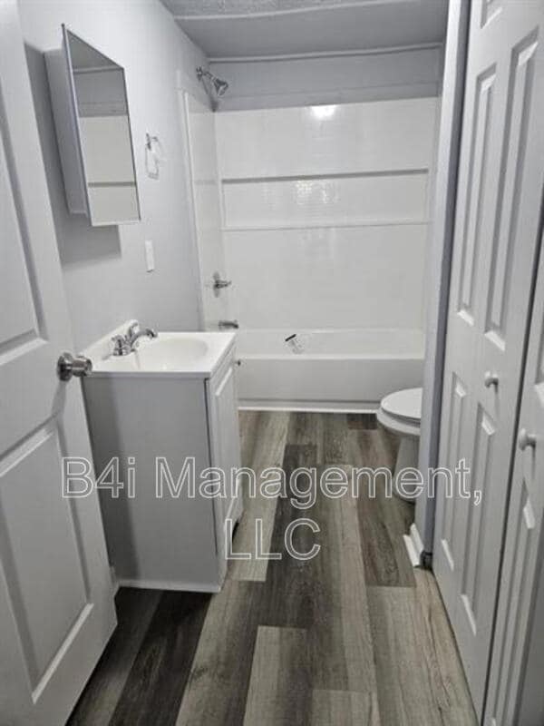 Building Photo - 117 Oak Dr