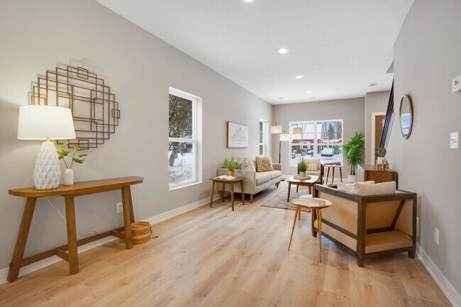 Building Photo - 423 12th Ave N