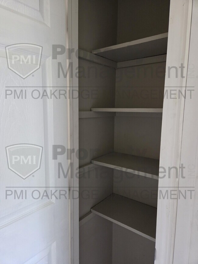 Building Photo - 3 Bedroom Single Level Duplex with Garage