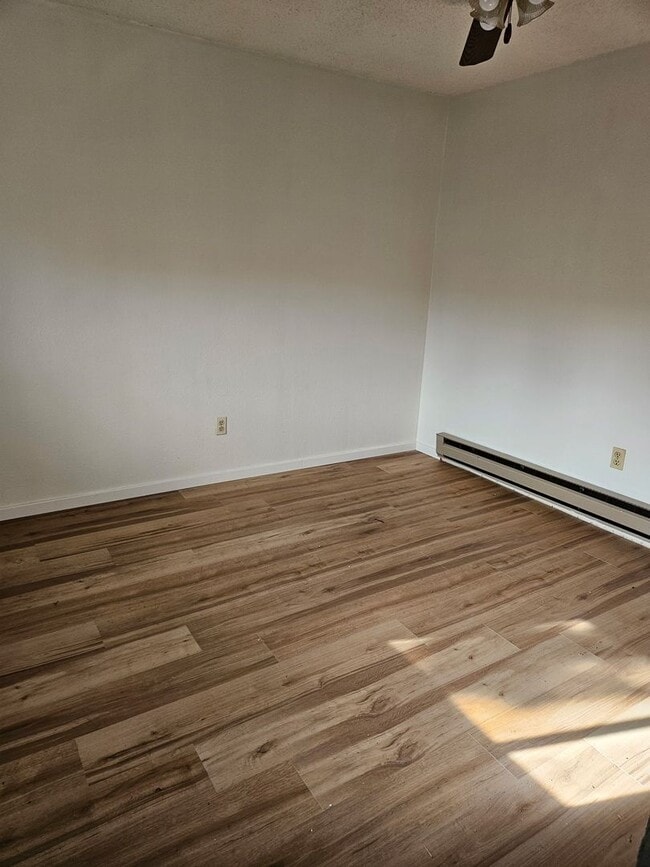 Building Photo - 2bd 1ba W/Fenced Yard