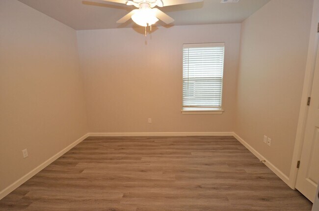 Building Photo - 3 Bed 2 Bath 2 Car Duplex in Chisholm Cree...