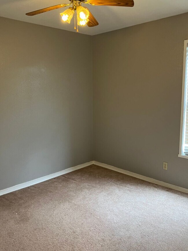 Building Photo - 3 Bedroom, 1 Bath