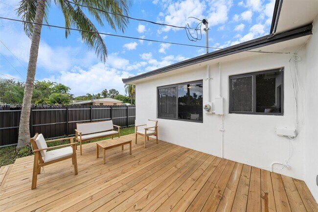 Building Photo - 1305 N 31st Rd