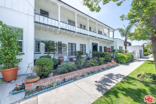 Building Photo - 1010 S Point View St