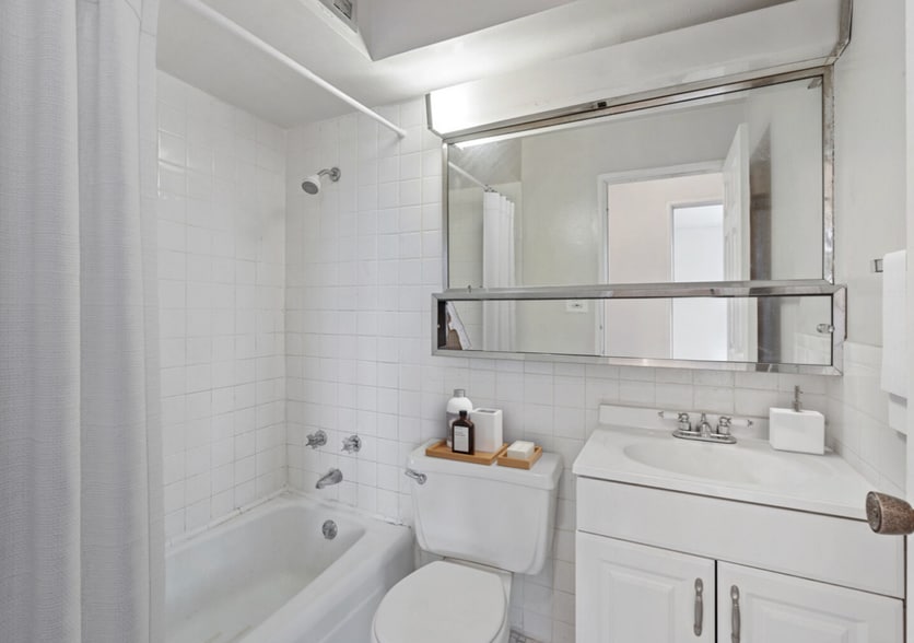 Building Photo - 665 W Wrightwood Ave