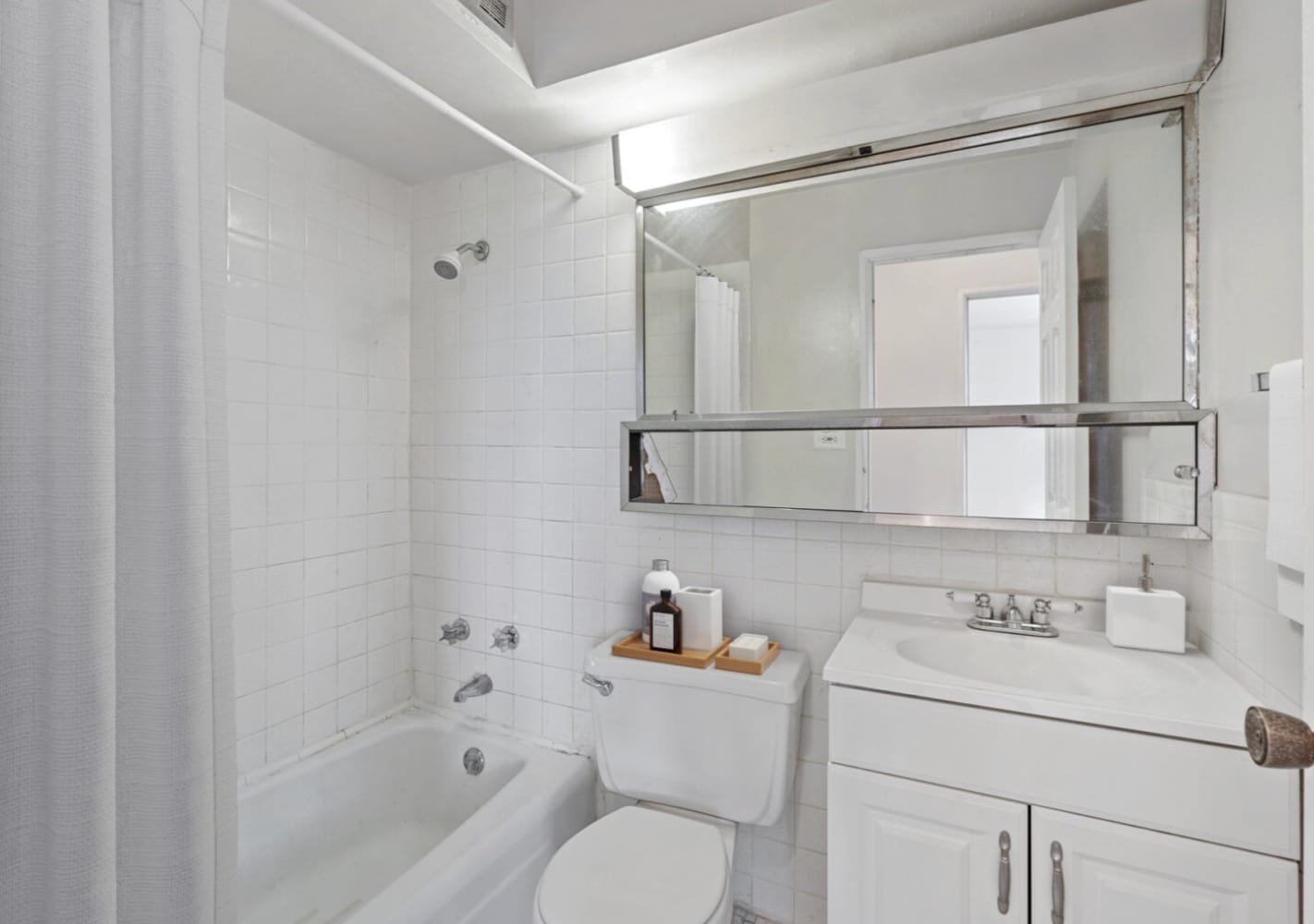 Building Photo - 665 W Wrightwood
