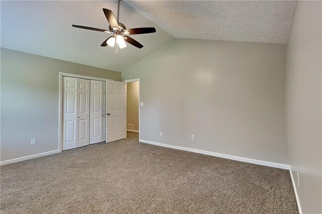 Building Photo - 450 Sumer Ln N