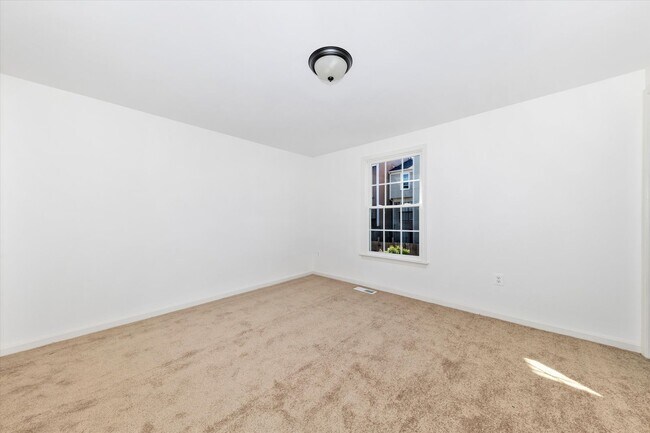 Building Photo - Churchill Town Rental
