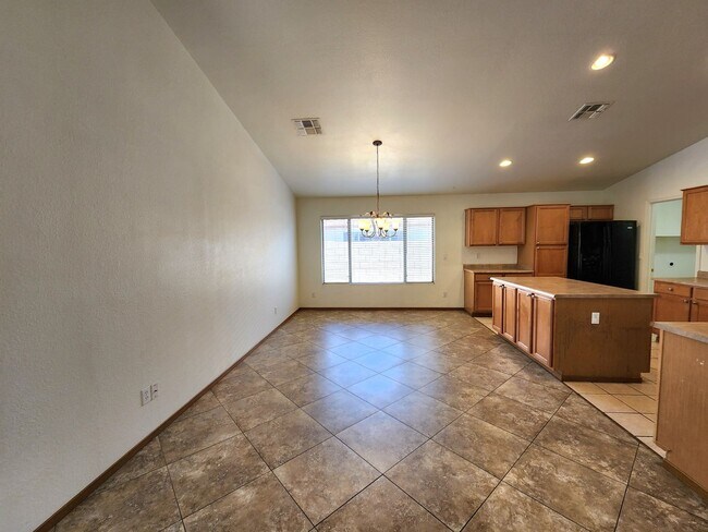 Building Photo - Beautiful 3 Bed/2 Bath with Pool!