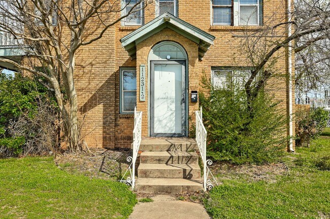 Building Photo - Charming 2-Bed, 1-Bath Upstairs Duplex Near the Paseo District * * * $350 MOVE-IN SPECIAL * * *