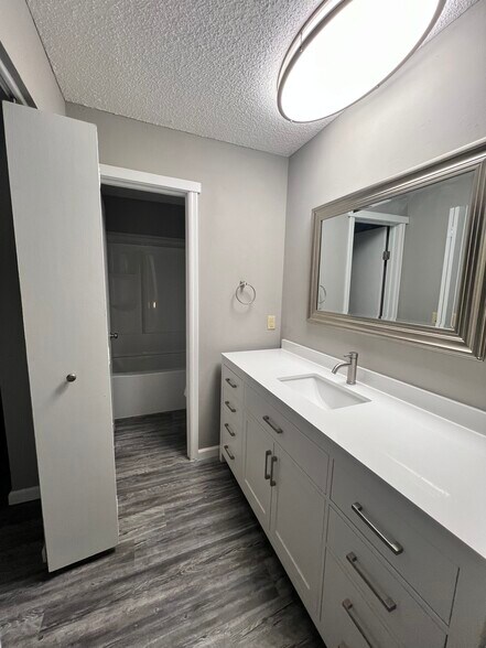 Building Photo - 813 Red Bird Ln