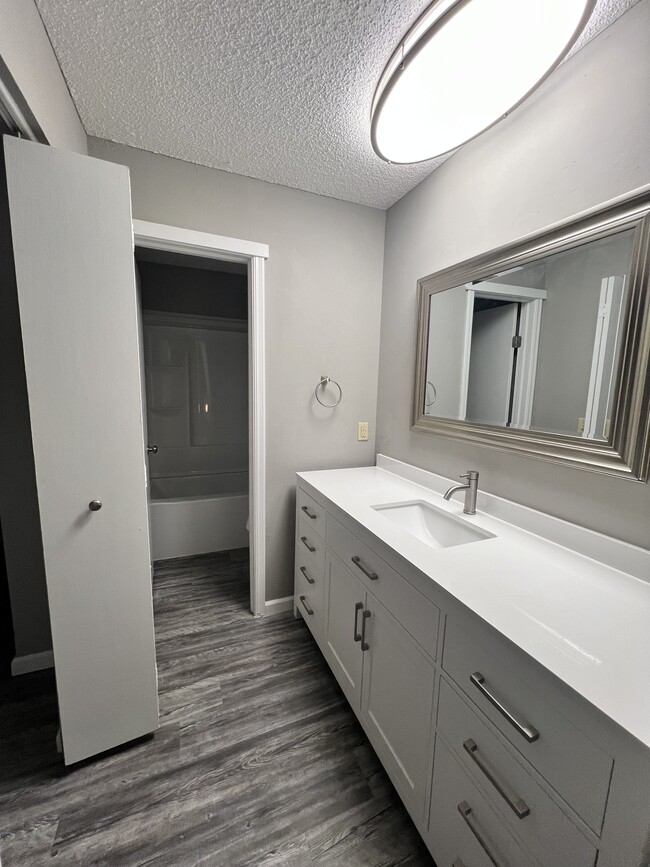 Building Photo - 813 Red Bird Ln