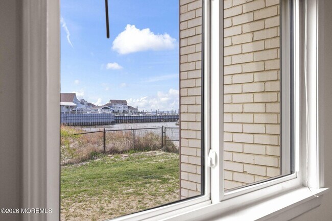 Building Photo - 330 Shore Dr