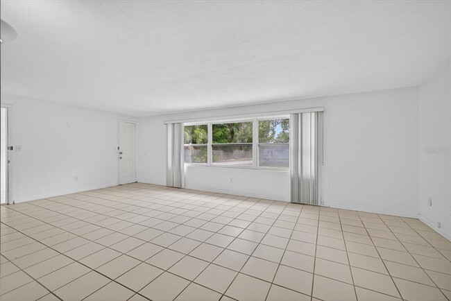 Building Photo - 215 Edgewater Dr