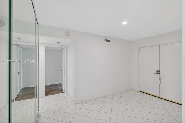 Building Photo - 600 Grapetree Dr