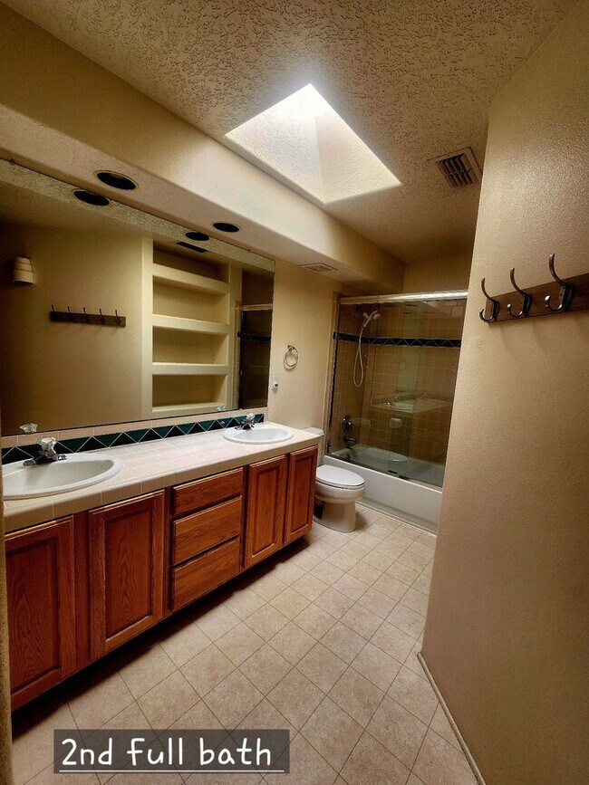 Building Photo - 4 bedroom 2.5 bath far NE Heights