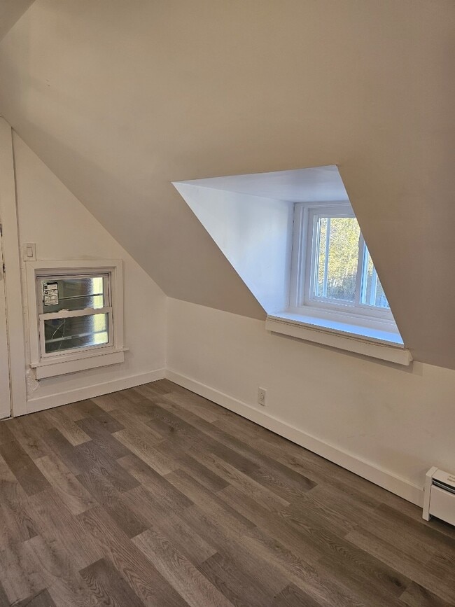 Building Photo - 210 Baldwin St