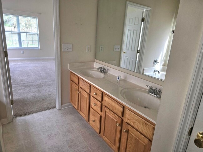 Building Photo - 4Br 2.5Ba in Grand Oaks with Pool Access!