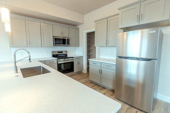Building Photo - Beautiful 3br Townhome w 1-car Garage (2024)