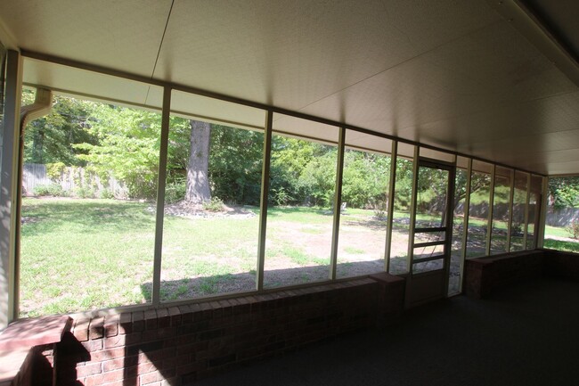 Building Photo - Oversized 4 bedroom 3 bath rental in Tyler...