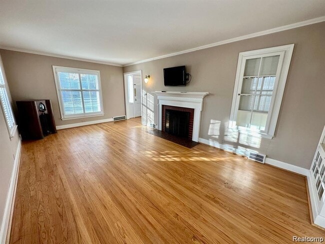 Building Photo - 4302 Sheridan Dr